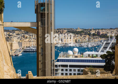 La Valette, Malte - mai 05, 2016 : les échelles de levage barrakka 20 histoires de murs fortifiés dans la ville capitale de Malte Banque D'Images