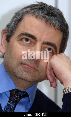 Le comédien et acteur Rowan Atkinson s'adresse aux médias lors d'une conférence de presse à Portcullis House, dans le centre de Londres, le lundi 30 janvier 2006. Les députés, les animateurs et les militants des droits de la personne ont parlé de leur intention de rejeter les amendements au projet de loi sur la haine raciale et religieuse des gouvernements lors d'une audience de la Chambre des communes demain. Voir l'histoire des PA. APPUYEZ SUR ASSOCIATION photo. Le crédit photo devrait se lire: Matthew Fearn/PA Banque D'Images