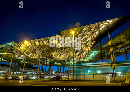 Mercat dels Encants, marché d'occasion de Barcelone et de tramway, transports publics, Catalogne, Espagne Banque D'Images