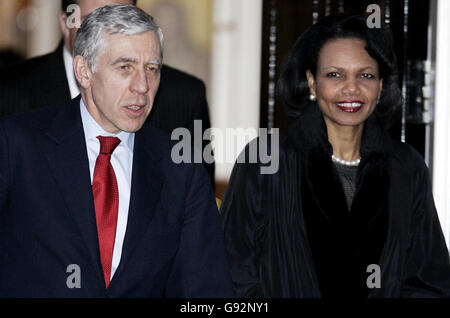 La secrétaire D'État AMÉRICAINE Condoleezza Rice quitte 10 Downing Street à Londres avec la secrétaire d'État aux Affaires étrangères Jack Straw, le lundi 30 janvier 2006.Rice se trouve à Londres pour une visite éclair afin d’assister à une série de réunions critiques sur l’Afghanistan, l’Iran et la victoire du Hamas aux élections palestiniennes.Voir PA Story POLITICS Afghanistan.APPUYEZ SUR ASSOCIATION photo.Crédit photo devrait lire: Andrew Parsons / PA. Banque D'Images