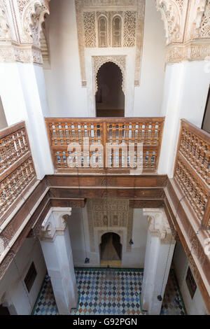 L'intérieur de la Madrasa Ben Youssef Ali à Marrakech, Maroc Banque D'Images
