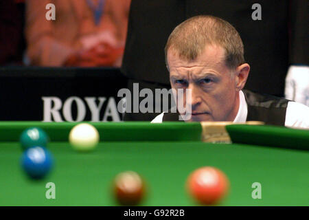 Snooker - Travis Perkins UK Championship final - Barbican Center, York.Steve Davis en Angleterre en action contre Ding Junhui en Chine lors de la finale du championnat britannique Travis Perkins au Barbican Center à York. Banque D'Images