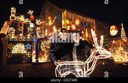 Partenaires Ray Jones et Ann Lawrence à l'extérieur de leur maison illuminée à Forest Green, Nailsworth, Gloucestershire. Il faut à Ray cinq semaines de travail solide, qu'il doit s'étaler au cours des mois d'automne, pour préparer l'exposition. Le présentoir comprend plus de 10,000 ampoules qui sont en vue pendant la période de Noël. C'est la troisième année que le couple a collecté des dons auprès des passants, avec de l'argent recueilli auprès des organismes de bienfaisance locaux pour enfants. APPUYEZ SUR ASSOCIATION photo. Le crédit de Phot devrait se lire comme suit : Barry Batchelor/PA Banque D'Images