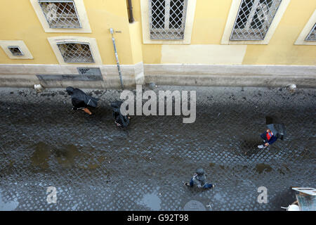 ROME, ITALIE - 20 juin 2016 : les personnes de moins de pluie en Lungaretta street, la zone piétonne de Trastevere Banque D'Images