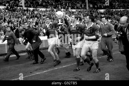 Leeds / Wakefield Trinity - Wembley Stadium.L'équipe victorieuse Leedas vu avec la coupe de la Ligue de rugby après avoir battu Wakefield Trinity par 11 points à 10. Banque D'Images