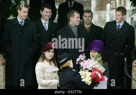 Membres de la famille royale britannique, rangée du haut à partir de la gauche : Le Prince William, Tim Lawrence, Peter Phillips, le Prince Andrew et le Prince Harry, regardent comme la princesse Eugénie, avant gauche, et la princesse Beatrice fleurissent de la main des adeptes à un policier après le service traditionnel annuel de Noël à Sandringham, Norfolk, le dimanche 25 décembre 2005. Voir PA Story ROYAL Church. APPUYEZ SUR ASSOCIATION photo. Le crédit photo devrait se lire comme suit : Alastair Grant/AP/Pool/PA. Banque D'Images