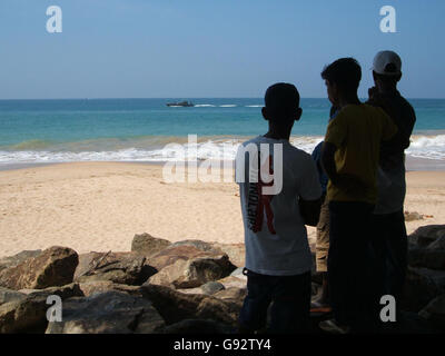 Les gens se rassemblent sur la plage de Peralya au Sri Lanka, le lundi 26 décembre 2005, où un train a déraillé lors du tsunami de l'an dernier, tuant environ 800 personnes. Les familles et les amis des Britanniques qui ont perdu des êtres chers lors du tsunami asiatique se souvenaient aujourd'hui de ces derniers lors des services commémoratifs en Thaïlande et au Sri Lanka. Ils marqueront le premier anniversaire de la catastrophe par des hommages émotionnels, qui culmineront en silences d'une minute. Voir l'histoire de PA DEATH Quake. APPUYEZ SUR ASSOCIATION photo. Le crédit photo devrait se lire comme suit : Victoria Mitchell/PA. Banque D'Images