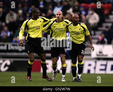 Soccer - FA Barclays Premiership - Wigan Athletic / Manchester City - le JJB Stadium.Antoine Sibierski de Manchester City célèbre son but avec Sylvain Distin et Trevor Sinclair Banque D'Images