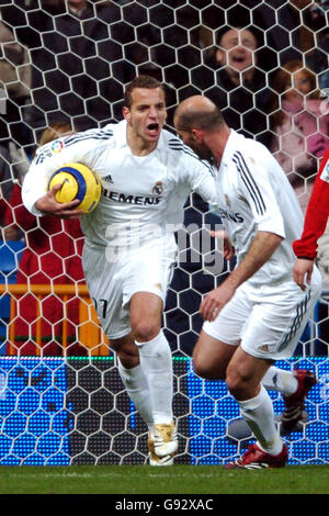 Football - Ligue espagnole de Primera - Real Madrid / Osasuna - Santiago Bernabeu.Roberto Soldado, du Real Madrid, célèbre son objectif d'égalisation avec son coéquipier Zinedine Zidane (r) Banque D'Images