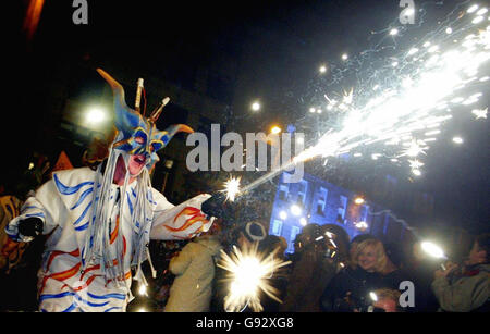 La Parade catalane traverse le centre d'Édimbourg dans le cadre des célébrations nocturnes internationales de Hogmanay, le vendredi 30 décembre 2005. Les derniers préparatifs ont été faits ce soir pour l'une des plus grandes fêtes de rue au monde dans la maison autoproclamée de Hogmanay. Plus de 100,000 fêtards devraient se réunir dans le centre-ville d'Edimbourg demain soir pour voir en 2006. Voir PA Story SOCIAL Hogmanay. APPUYEZ SUR ASSOCIATION photo. Le crédit photo devrait se lire comme suit : David Cheskin/PA. Banque D'Images