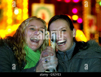 Caitlan Christie (à gauche) et Connor Watson commencent leurs célébrations de Hogmanay tôt dans Princes Street, Édimbourg, le samedi 31 décembre 2005.La maison de Hogmanay s'apprête aujourd'hui à accueillir l'une des plus grandes fêtes de rue du nouvel an au monde.Plus de 100,000 fêtards devraient se réunir ce soir dans le centre-ville d'Édimbourg pour voir en 2006.Voir PA Story SOCIAL Hogmanay.APPUYEZ SUR ASSOCIATION photo.Le crédit photo devrait se lire comme suit : David Cheskin/PA. Banque D'Images