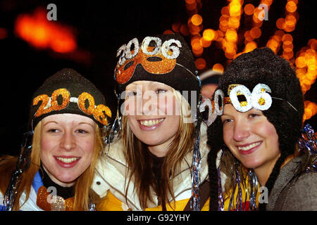 De gauche à droite, Lesley McComb, Kylie Cossels et Heather McCuthem de Kilmarnock commencent leurs célébrations de Hogmanay tôt dans Princes Street, Édimbourg, le samedi 31 décembre 2005.La maison de Hogmanay s'apprête aujourd'hui à accueillir l'une des plus grandes fêtes de rue du nouvel an au monde.Plus de 100,000 fêtards devraient se réunir ce soir dans le centre-ville d'Édimbourg pour voir en 2006.Voir PA Story SOCIAL Hogmanay.APPUYEZ SUR ASSOCIATION photo.Le crédit photo devrait se lire comme suit : David Cheskin/PA. Banque D'Images