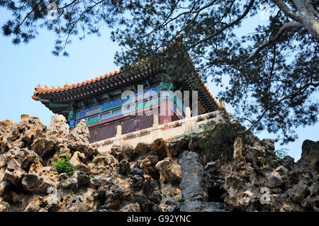 Un des bâtiments chinois assis sur le dessus d'un grand tas de pierres à l'intérieur de la Cité Interdite à Beijing la Chine sur l'image. Banque D'Images