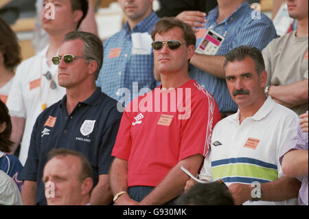 Glenn Hoddle, le directeur de l'Angleterre (au centre) et ses assistants Ray Clemence (à gauche) et John Gorman (à droite) écoutent les hymnes nationaux avant de regarder le match Banque D'Images