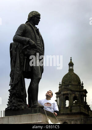 Le alpiniste Chris Dunlop se tient à côté d'une statue de Robert Burns à George Square, Glasgow, le jeudi 5 janvier 2006, lors du lancement de sa candidature pour établir un record mondial pour la tenue de la plus haute dîner Burns. L'homme de 35 ans de Glasgow a l'intention de porter un toast au bard écossais de 23 000 pieds au sommet du Mont Aconcagua en Argentine le 25 janvier, lorsqu'il dînera sur des haggis, des neeps et des tatouages. Voir PA Story SCOTLAND Mountaineer. APPUYEZ SUR ASSOCIATION photo. Le crédit photo devrait se lire : Danny Lawson/PA. Banque D'Images