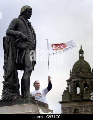 Le alpiniste Chris Dunlop se tient à côté d'une statue de Robert Burns à George Square, Glasgow, le jeudi 5 janvier 2006, lors du lancement de sa candidature pour établir un record mondial pour la tenue de la plus haute dîner Burns. L'homme de 35 ans de Glasgow a l'intention de porter un toast au bard écossais de 23 000 pieds au sommet du Mont Aconcagua en Argentine le 25 janvier, lorsqu'il dînera sur des haggis, des neeps et des tatouages. Voir PA Story SCOTLAND Mountaineer. APPUYEZ SUR ASSOCIATION photo. Le crédit photo devrait se lire : Danny Lawson/PA. Banque D'Images