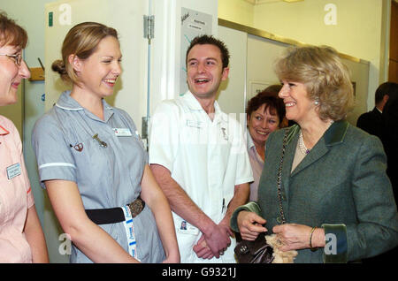 La duchesse de Cornwall, qui est présidente de la National Ostéoporose Society, rencontre le personnel infirmier lors d'une visite à Northampton General Hospistal, le vendredi 6 janvier 2006. Pendant que la Duchesse visite l'hôpital, le Prince de Galles doit rencontrer des résidents, des planificateurs et des conseillers lors d'une visite du développement du village écologique d'Upton à la périphérie de Northampton. Voir PA Story ROYAL Charles. APPUYEZ SUR ASSOCIATION photo. Le crédit photo devrait se lire: Rui Vieira/PA. Banque D'Images