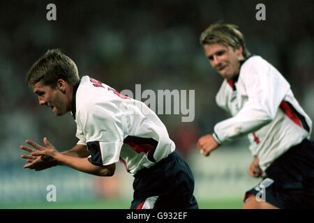 Football - coupe du monde France 98 - Groupe G - Roumanie / Angleterre.Michael Owen (à gauche), en Angleterre, célèbre l'objectif d'égalisation Banque D'Images