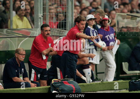 Football - coupe du monde France 98 - Groupe G - Roumanie / Angleterre.Le directeur de l'Angleterre, Glenn Hoddle (au centre), crie les instructions à son équipe pendant le match Banque D'Images