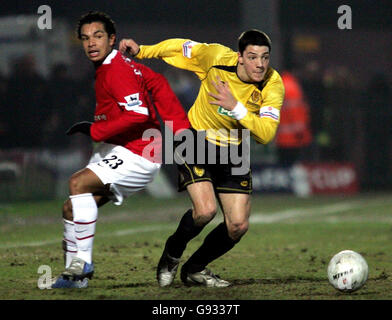 Le Chris Hall (R) de Burton Albion s'éloigne de Kieran Richardson de Manchester United lors du troisième tour de la coupe FA au stade Pirelli, Burton-on-Trent, dimanche 8 janvier 2006. APPUYEZ SUR ASSOCIATION photo. Le crédit photo devrait se lire : David Davies/PA. Banque D'Images