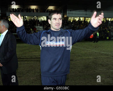 Nigel Clough, gérant de Burton Albion, fête après le troisième tour de la coupe FA contre Manchester United au stade Pirelli, Burton-on-Trent, dimanche 8 janvier 2006. APPUYEZ SUR ASSOCIATION photo. Le crédit photo devrait se lire : David Davies/PA. Banque D'Images