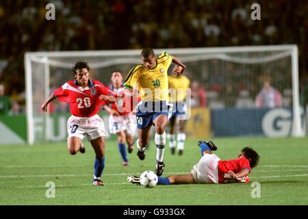 Football - coupe du monde France 98 - deuxième tour - Brésil / Chili.Le Rivaldo brésilien (au centre) saute un défi de Marcelo Salas du Chili (à droite) Banque D'Images