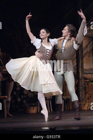 Roberta Marquez en tant que Giselle et Ivan Putrov en tant que Comte Albrecht, lors d'une répétition de la nouvelle production de ballet de Giselle, à l'Opéra Royal de Covent Garden, dans le centre de Londres, le lundi 9 janvier 2006. APPUYEZ SUR ASSOCIATION photo. Le crédit photo devrait se lire comme suit : Ian West/PA Banque D'Images