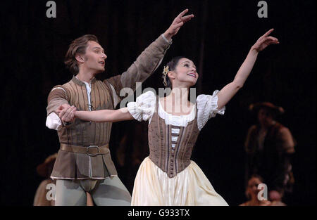 Roberta Marquez en tant que Giselle et Ivan Putrov en tant que Comte Albrecht lors d'une répétition de la nouvelle production de ballet de Giselle, à l'Opéra Royal de Covent Garden, dans le centre de Londres, le lundi 9 janvier 2006. APPUYEZ SUR ASSOCIATION photo. Le crédit photo devrait se lire comme suit : Ian West/PA Banque D'Images