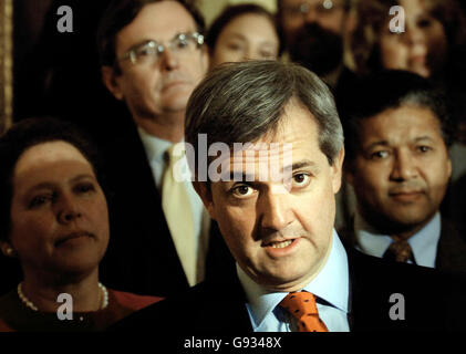 Le député libéral démocrate Chris Huhne dans le centre de Londres, vendredi 13 janvier 2006, où il est devenu le quatrième candidat, dans la course à la succession de Charles Kennedy et a déclaré qu'il était temps pour le parti de faire "un nouveau départ".L'ex-eurodéputé, qui n'est entré au Parlement que lors des élections générales de l'année dernière, a officiellement annoncé sa candidature à la direction en disant qu'il voulait introduire un « nouveau style de politique ».Voir PA Story POLITICS LibDems.APPUYEZ SUR ASSOCIATION photo.Le crédit photo devrait se lire comme suit : Stefan Rousseau/PA. Banque D'Images