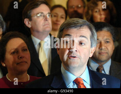 Le député libéral démocrate Chris Huhne (à droite) dans le centre de Londres, vendredi 13 janvier 2006, où il est devenu le quatrième candidat, dans la course à la succession de Charles Kennedy et a déclaré qu'il était temps pour le parti de faire "un nouveau départ".L'ex-eurodéputé, qui n'est entré au Parlement que lors des élections générales de l'année dernière, a officiellement annoncé sa candidature à la direction en disant qu'il voulait introduire un « nouveau style de politique ».Voir PA Story POLITICS LibDems.APPUYEZ SUR ASSOCIATION photo.Le crédit photo devrait se lire comme suit : Stefan Rousseau/PA. Banque D'Images