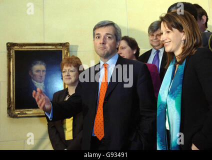 Le député libéral démocrate Chris Huhne (au centre) dans le centre de Londres, vendredi 13 janvier 2006, où il est devenu le quatrième candidat, dans la course à la succession de Charles Kennedy et a déclaré qu'il était temps pour le parti de faire "un nouveau départ". L'ex-eurodéputé, qui n'est entré au Parlement que lors des élections générales de l'année dernière, a officiellement annoncé sa candidature à la direction en disant qu'il voulait introduire un « nouveau style de politique ». Voir PA Story POLITICS LibDems. APPUYEZ SUR ASSOCIATION photo. Le crédit photo devrait se lire comme suit : Stefan Rousseau/PA. Banque D'Images