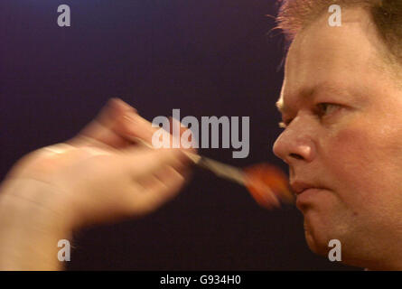 Raymond van Barneveld, de Hollande, en action contre Tony O'Shea, d'Angleterre, lors du match quart de finale des championnats professionnels du monde de Lakeside au complexe de Lakeside, Frimley Green, Surrey, le vendredi 13 janvier 2006. Voir PA Story FLÉCHETTES Frimley Green. APPUYEZ SUR ASSOCIATION photo. Crédit photo devrait se lire: Rebecca Naden/PA. Banque D'Images