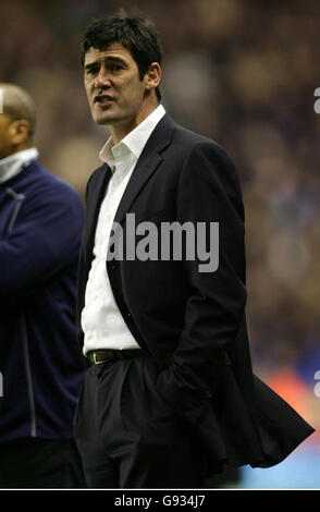 Mike Newell, directeur municipal de Luton, exhorte son équipe à s'opposer à Wolverhampton Wanderers lors du match de championnat Coca-Cola au stade Molineux, Wolverhampton, vendredi 13 janvier 2006. APPUYEZ SUR ASSOCIATION photo. Le crédit photo devrait se lire: Nick Potts/PA. PAS D'UTILISATION DU SITE WEB DU CLUB OFFICIEUX. Banque D'Images