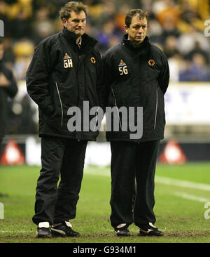 Glenn Hoddle (L), le directeur de Wolverhampton Wanderers, et Stuart Gray, l'entraîneur, observent leur équipe contre Luton Town lors du match de championnat Coca-Cola au stade Molineux, Wolverhampton, le vendredi 13 janvier 2006. APPUYEZ SUR ASSOCIATION photo. Le crédit photo devrait se lire: Nick Potts/PA. PAS D'UTILISATION DU SITE WEB DU CLUB OFFICIEUX. Banque D'Images