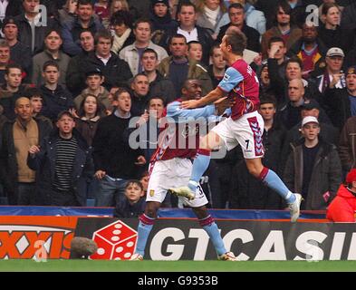 Football - FA Barclays Premiership - Aston Villa v West Ham United - Villa Park.Lee Hendrie (r) de Aston Villa célèbre son objectif Banque D'Images