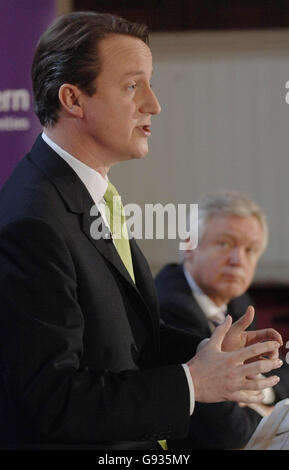 Le secrétaire de Shadow Home, David Davis, écoute le chef du Parti conservateur, David Cameron (à gauche), qui prononce un discours sur la criminalité au Dalston Youth Project à Hackney, dans l'est de Londres, le lundi 16 2006 janvier. M. Cameron a appelé à des contrats de travail modernes pour que les mauvais officiers puissent être expulsés de la force et a déclaré que les performances de la police ne s'étaient pas améliorées en ligne avec l'argent versé dans le service. Voir PA Story POLITIQUE Tories. APPUYEZ SUR ASSOCIATION photo. Le crédit photo devrait se lire comme suit : Stefan Rousseau/PA Banque D'Images