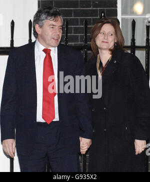 Le chancelier Gordon Brown et sa femme Sarah rentrent chez eux à Downing Street le lundi 16 janvier 2006 après avoir annoncé qu'ils attendaient leur deuxième enfant. Voir PA Story POLITICS Brown. APPUYEZ SUR ASSOCIATION photo. Le crédit photo devrait se lire comme suit : Stefan Rousseau/PA Banque D'Images