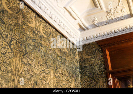 Une colombe et tissus de soie et laine Rose ameublement conçu par William Morris dans le salon à Wightwick Manor Banque D'Images