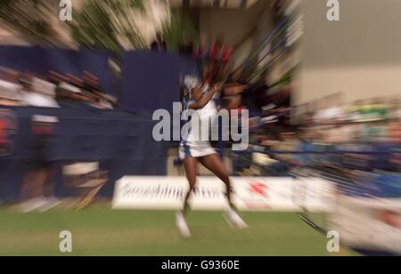 Tennis - Direct Line Insurance International Ladies Championships - Venus Williams v Natasha Zvereva Banque D'Images