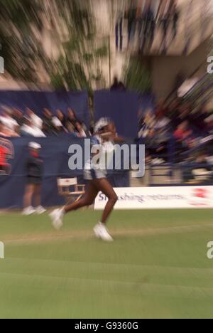 Tennis - Direct Line Insurance International Ladies Championships - Venus Williams v Natasha Zvereva Banque D'Images