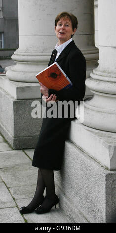 Anne Maher la directrice générale de la Commission des pensions détient une copie du rapport national d'examen des pensions lancé dans les bâtiments gouvernementaux de Dublin. Banque D'Images