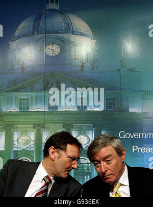 Mick McNulty, président sortant de l'Office irlandais des pensions, s'adresse au ministre des Affaires sociales et familiales Seamus Brennan lors du lancement d'un rapport national d'examen des pensions dans les bâtiments gouvernementaux de Dublin. Banque D'Images