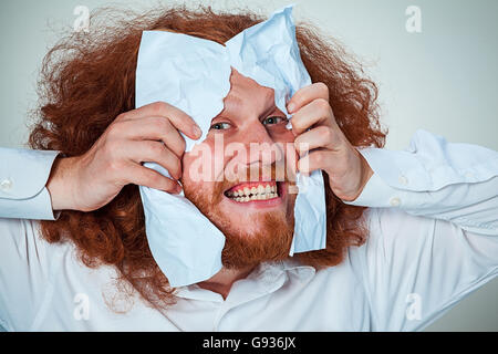 Homme en colère déchirer des morceaux de papier Banque D'Images