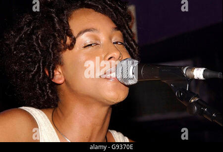 Corinne Bailey Rae, la chanteuse Leeds Soul en plein essor, réalise une seule date à Londres à Dingmuls, anciennement Lock 17, à Camden, le mercredi 18 2006 janvier. Son album sans titre arrive dans les boutiques le 6 mars. APPUYEZ SUR ASSOCIATION PHOTO. Photo Credit devrait lire: Joel Ryan/PA Banque D'Images