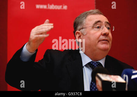 Pat Rabbitte, chef du parti travailliste irlandais, parle lors du lancement de la politique de son parti pour empêcher une autre controverse sur les relations industrielles de style Irish Ferries à la RHA Gallery, Dublin, jeudi 19 janvier 2006. Les quatre navires de l'entreprise ont été amarrés pendant plusieurs semaines l'année dernière dans un conflit amer entre les travailleurs et la direction au sujet d'une tentative de remplacer les travailleurs irlandais par une main-d'œuvre outre-mer moins chère. Le plan directeur de 8,000 mots abordera les questions de déplacement et appellera à l'application de normes d'emploi acceptables pour les travailleurs irlandais et immigrants. Voir PA Story Industry Standards Ireland. APPUYEZ SUR Banque D'Images