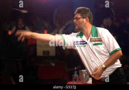 Martin Adams en action en Angleterre lors du deuxième tour des championnats professionnels du monde de Lakeside au complexe de Lakeside, Frimley Green, Surrey, le mercredi 11 janvier 2006.Voir PA Story FLÉCHETTES Frimley Green.APPUYEZ SUR ASSOCIATION photo.Le crédit photo devrait se lire : Sean Dempsey/PA. Banque D'Images