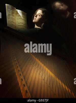 Tamara Grayder lit de la musique en partitions tout en s'asseyant dans un clavecin Luigi Baillon construit à Cytrax, en France, en 1755, au St Cecilia's Hall, à Édimbourg, le mercredi 11 janvier 2005. Certains des clavecins et autres instruments de musique les plus anciens au monde ont été exposés aujourd'hui. Une collection privée de 22 claviers d'importance historique datant de 1574 à environ 1820 a été offerte à l'Université d'Edimbourg. Ils ont été donnés par le médecin retraité de Londres, Rodger Mirrey, et seront exposés dans la salle St Cecilia à Niddry Street, dans la capitale. Voir PA Story SCOTLAND clavecin. APPUYEZ SUR Banque D'Images