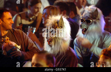 Les fans portant des masques de loup soutiennent Martin Adams, le « Wolfie » anglais, lors du deuxième match des championnats professionnels du monde de Lakeside, contre Martin Atkins, en Angleterre, au complexe de Lakeside, Frimley Green, Surrey, le mercredi 11 janvier 2006.Voir PA Story FLÉCHETTES Frimley Green.APPUYEZ SUR ASSOCIATION photo.Le crédit photo devrait se lire : Sean Dempsey/PA. Banque D'Images