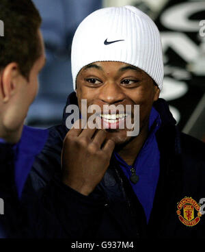 La nouvelle signature de Manchester United Patrice Evra partage une blague avec Nemanja Vidic (L) lorsqu'ils apparaissent avec leurs nouveaux coéquipiers avant la demi-finale de la coupe Carling contre Blackburn Rovers à Ewood Park, Blackburn, le mercredi 11 janvier 2006. Voir PA Story SOCCER Blackburn. APPUYEZ SUR ASSOCIATION photo. Le crédit photo devrait se lire: Martin Rickett/PA. Banque D'Images