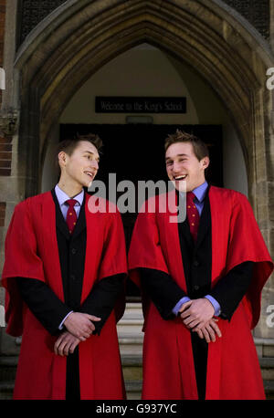 TwinsAlex [L] et Alex Townsend,18, deux élèves de la Kings School, Ely, Cambridgeshire, qui ont reçu des places Oxbridge : David lira Sciences naturelles (physique) à St Catherine's, Cambridge, et Alex lira les mathématiques au St John's College, Oxford.PHOTO DE L'ASSOCIATION DE PRESSE photo le crédit photo devrait lire Chris Radburn/PA Banque D'Images